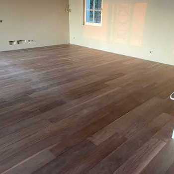 Parquet in noce americano naturale verniciato all'acqua